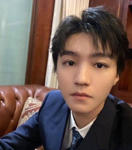 王俊凯儿时时尚照被粉丝翻出来,又一个沙雕热搜,小凯表示无语_镜头