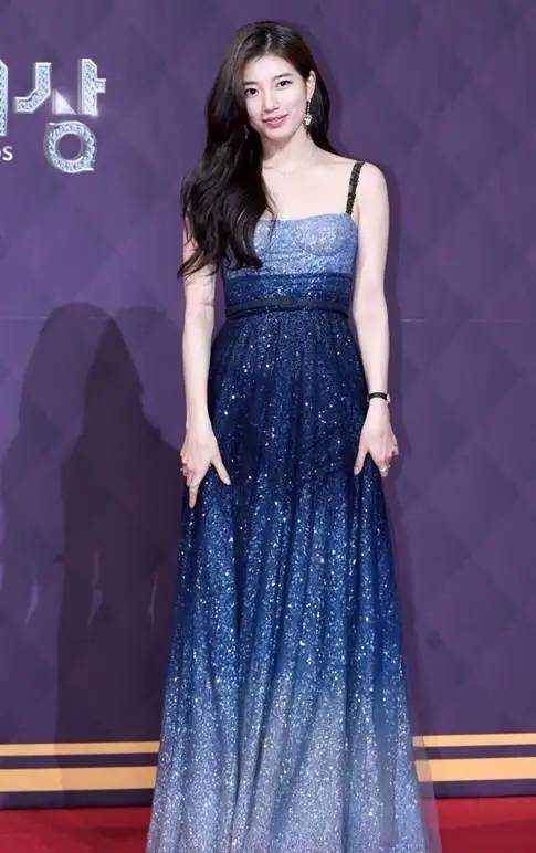 早在2007年,dior就推出过星空裙,同样的渐变配色搭配星点水钻装饰