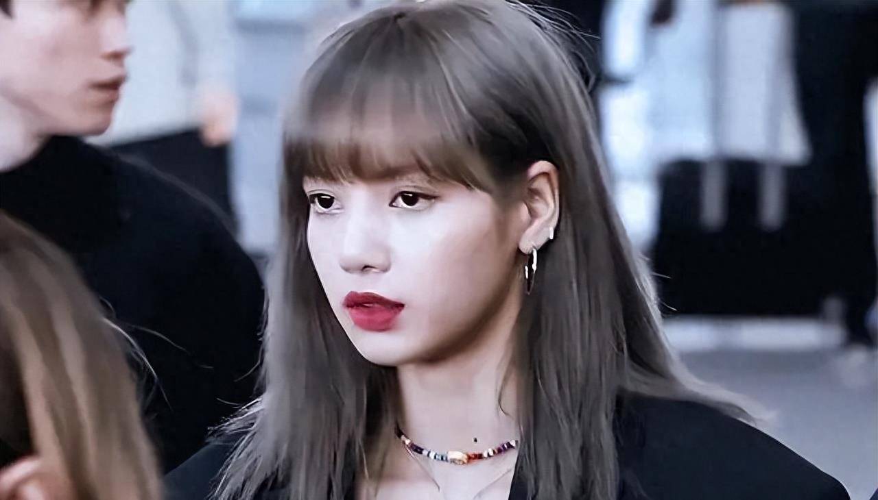 lisa疯马秀风波后现身,衣着清凉跳舞露安全裤,越穿越少放飞自我_表演