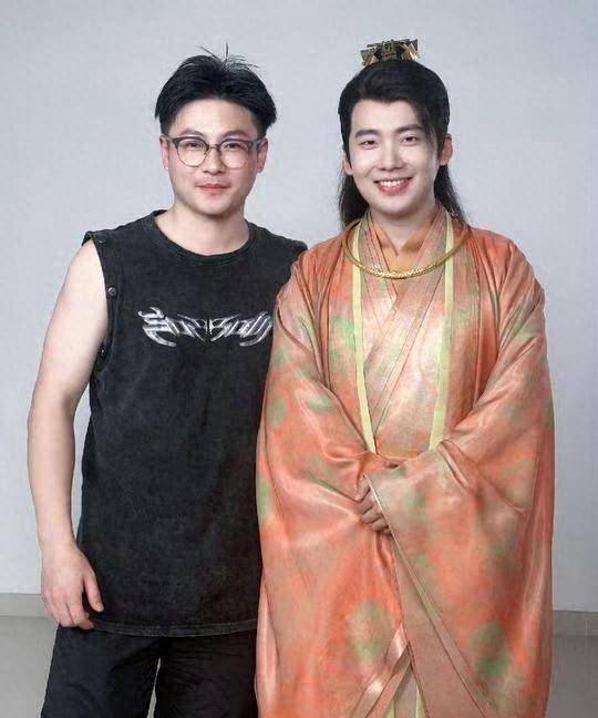 德云社郭麒麟剧照被晒,新造型引网友热议,少班主这是挣到钱了_阎鹤祥