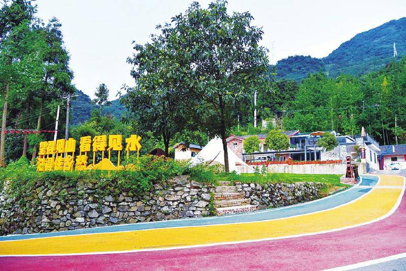 杨玲 李正勇9月18日,走进阿坝藏族羌族自治州汶川县水磨镇凤凰村,映入