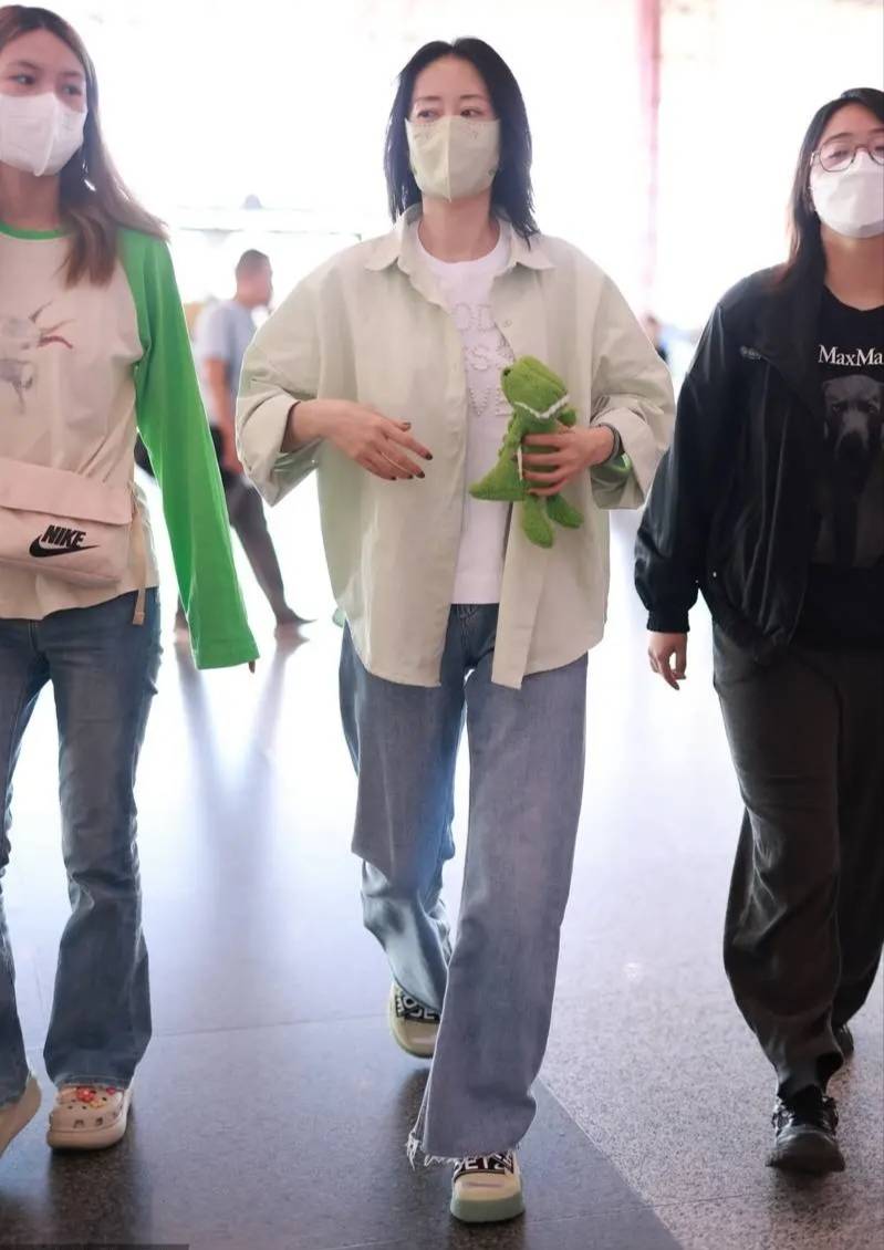 刘敏涛走机场穿得很休闲,素颜的状态也不显老_衬衫_穿着_浅绿色