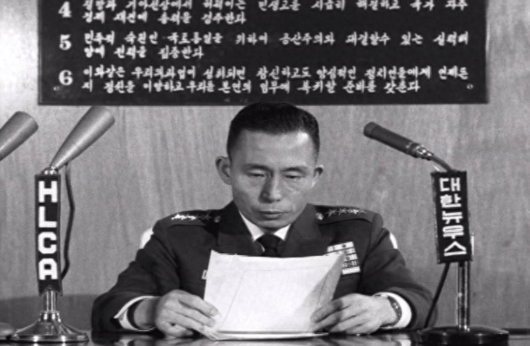 遭遇暗杀绑架与死刑,74岁当总统,跛着脚踏上朝鲜:金大中传奇
