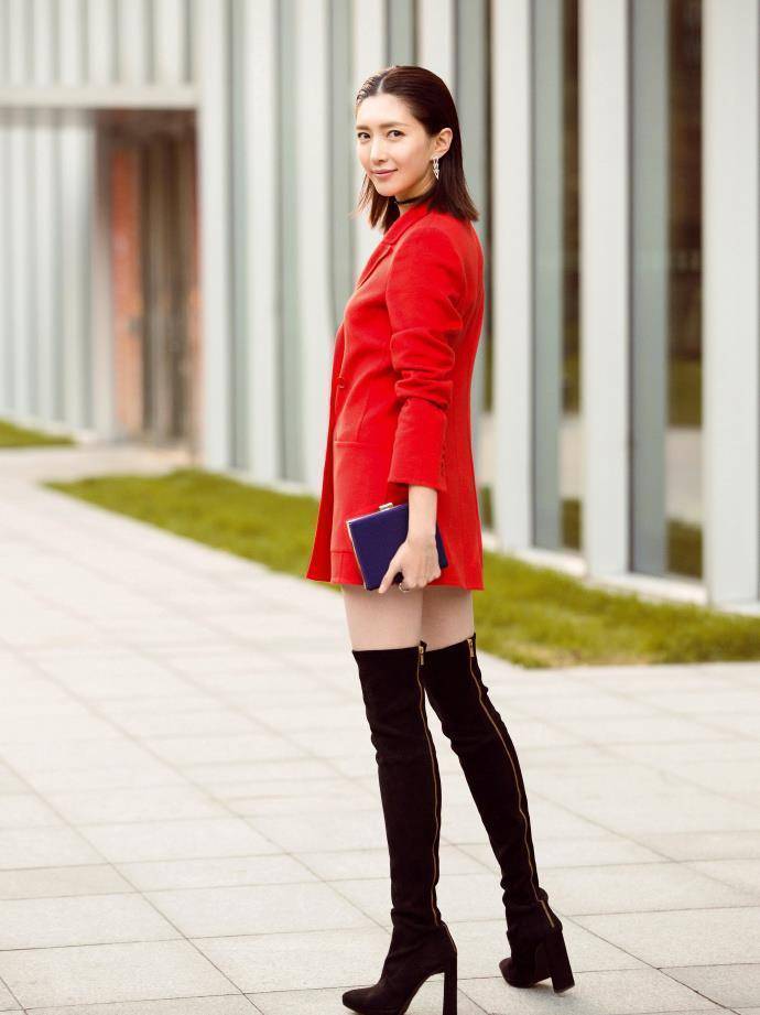 33岁江疏影街拍够新潮,把长筒靴当裤子穿,玩出"下衣失踪"真飒_西装