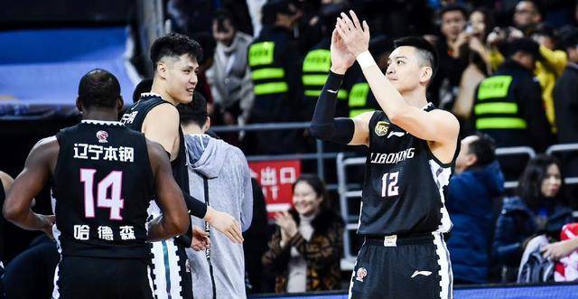 辽宁旧将贺天举扣篮表演失误摔倒,曾参加nba夏季联赛并退役两年_伤病