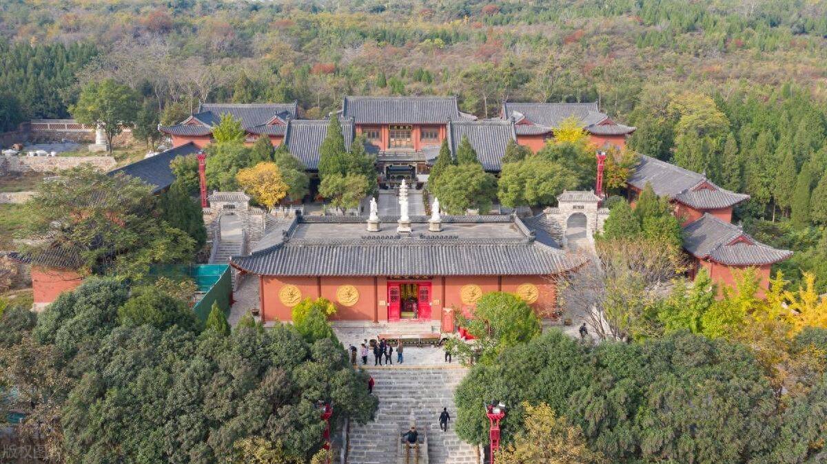 圆融无碍禅寺具有悠久的历史,一直被视为河南的文化瑰宝.