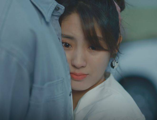 积压2年终于空降了,男一号没被ai换脸,芒果台新剧能播真狠啊_徐开