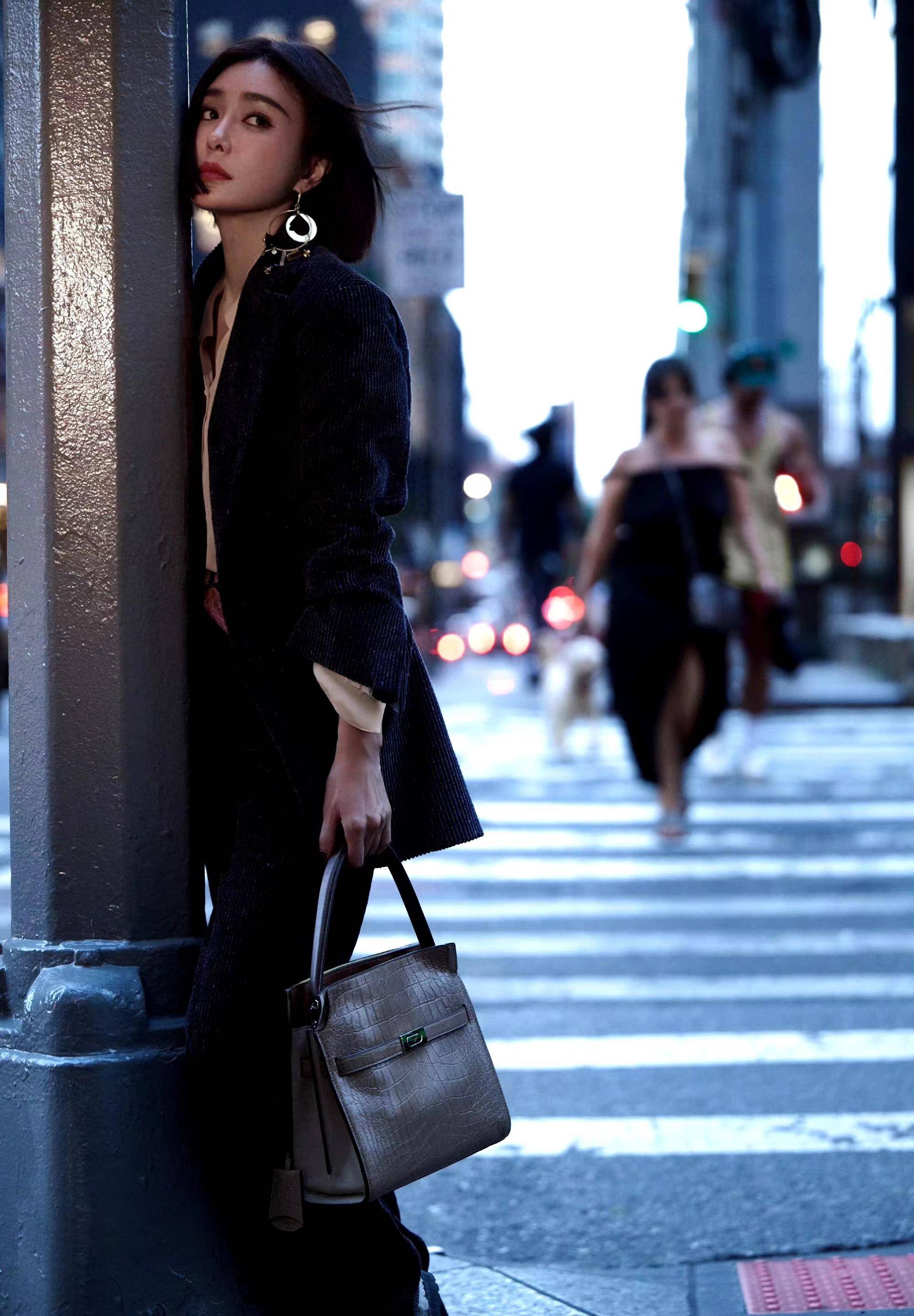 秦岚在纽约的秀场造型就在这里，他身穿深蓝色天鹅绒西装，精致优雅