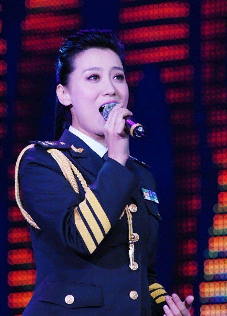 大学毕业后,谭晶凭借自己独特的歌唱技巧加入了中国人民解放军总政治