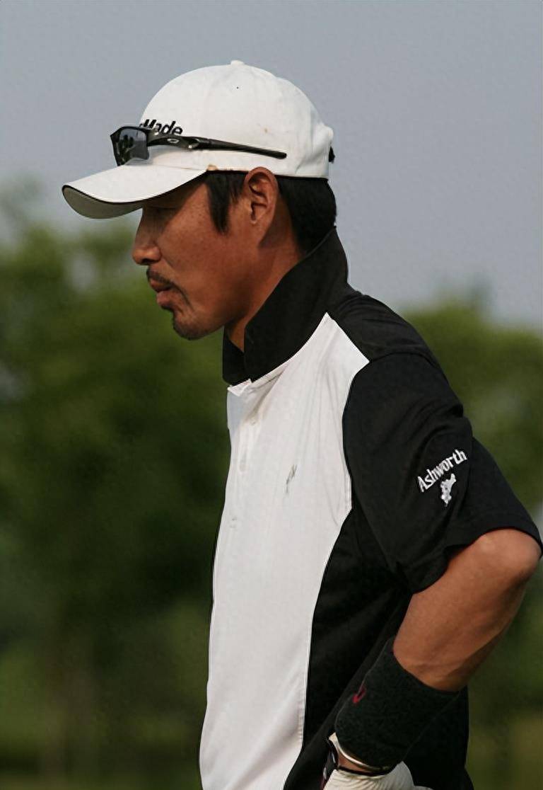 68岁陈道明被偶遇,穿500元真丝衬衫,满头白发,膝盖伤痕引争议_网友