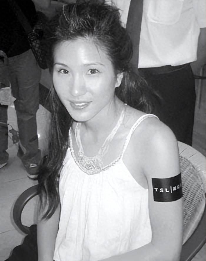 原子镈和郑佩佩实际上可以形成一个母女版twins,两人长得非常相似