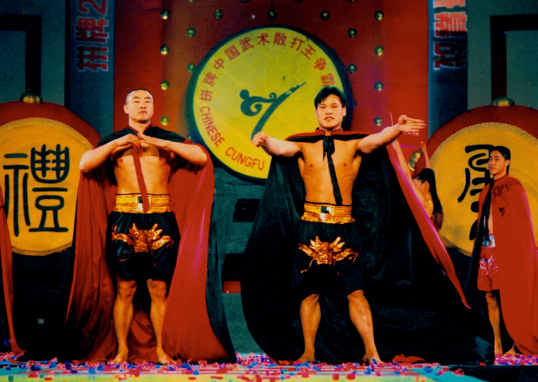 散打王柳海龙,宝力高身着散打王特色披风出场每位运动员都有一个颇具