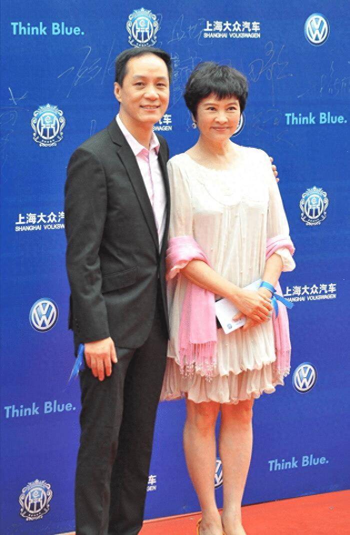 冯远征老婆都快70岁了,走红毯还穿粉粉的公主裙,穿优雅点不好吗_裙子