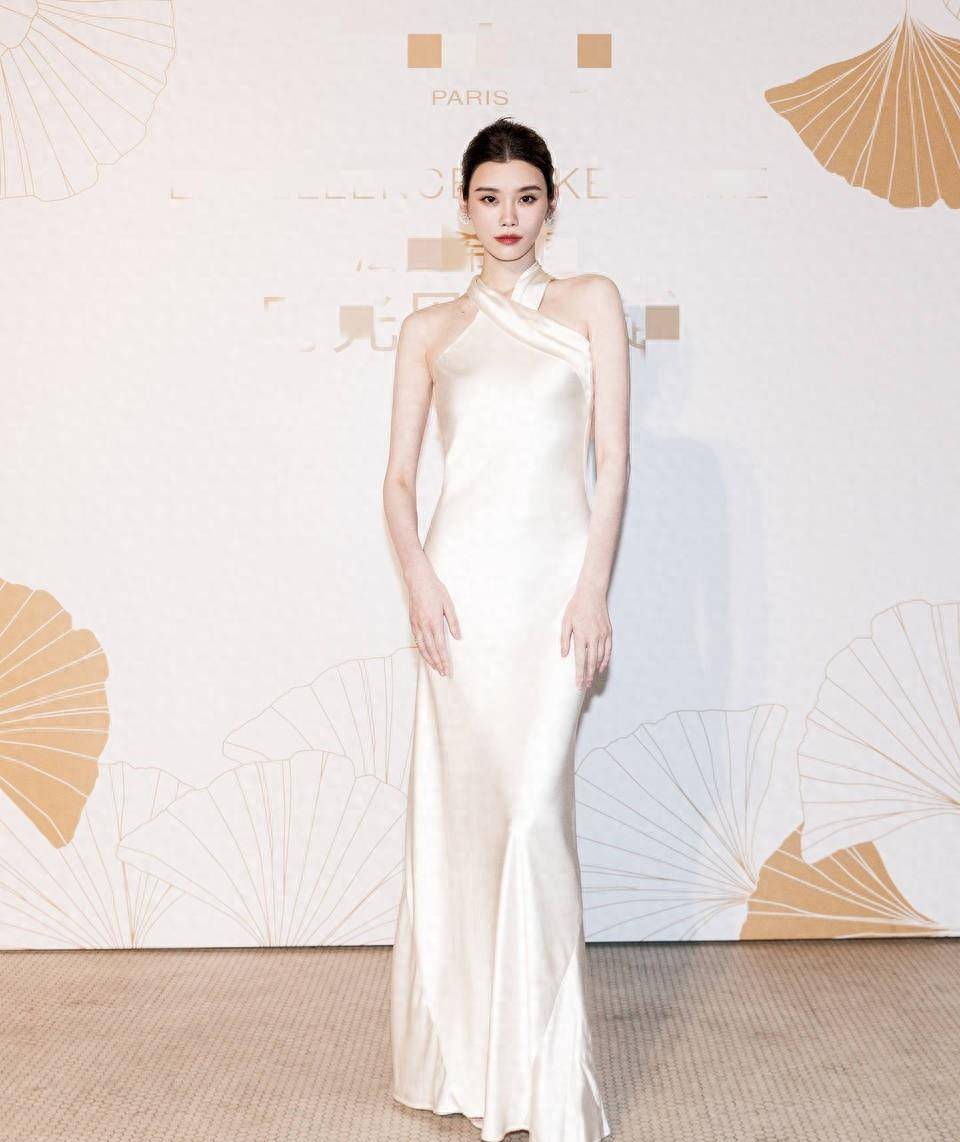 "维密超模"奚梦瑶穿长礼服出席活动 穿白色缎面长裙优雅大气_维多利亚