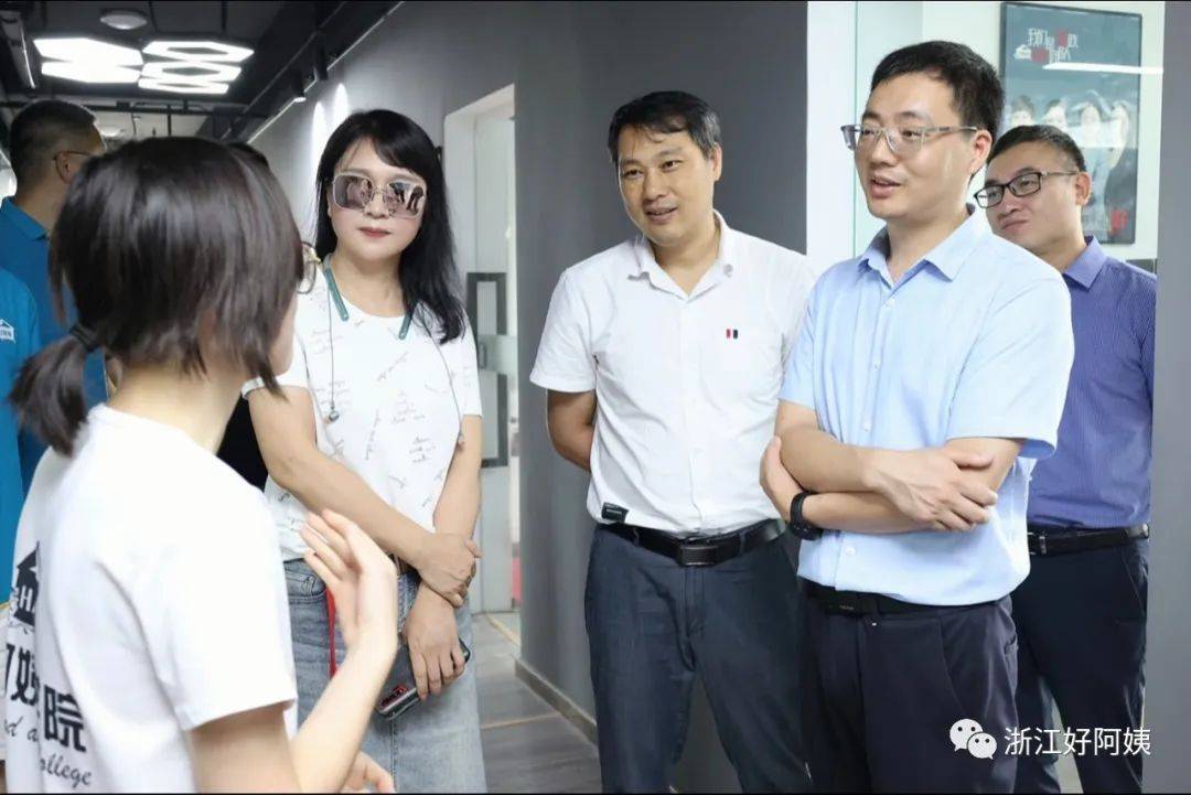 参观结束后,张继敏说:"走进这里,彻底转变了我印象中的年龄大,学历低