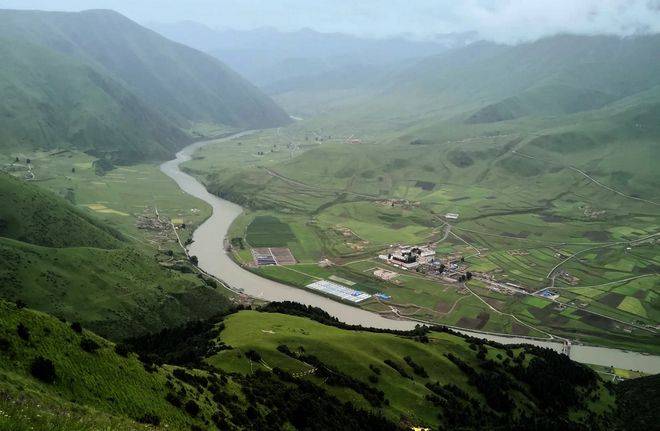 雅砻江是长江上游金沙江的支流,源于青海省玉树州巴颜喀拉山南麓_流域