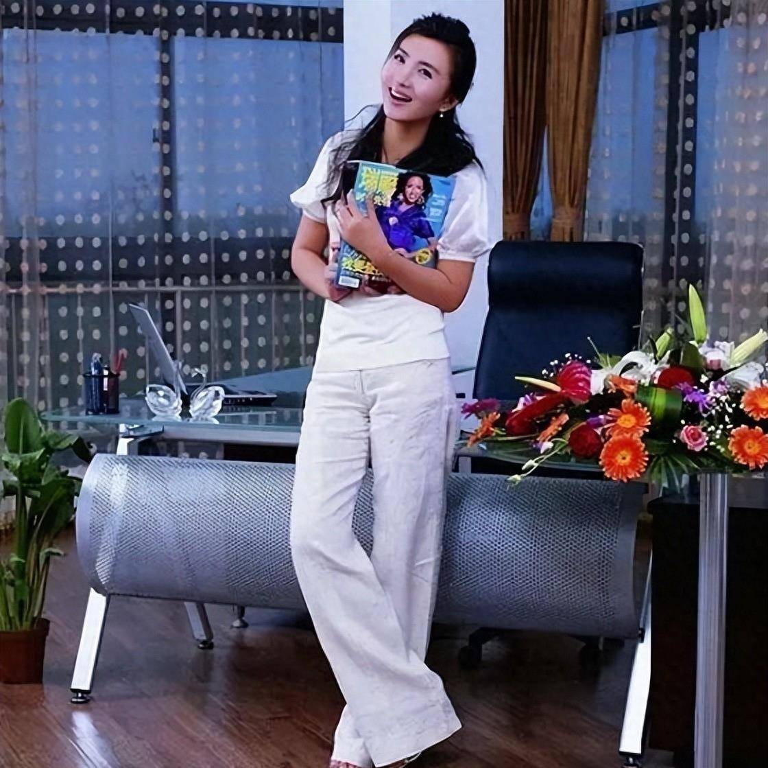 着装tips:白色短袖t恤 灰色阔腿裤陈好的这套穿搭是白色短袖t恤搭配