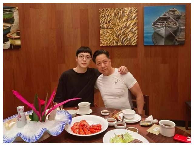 胡明轩母亲回新疆旅游!