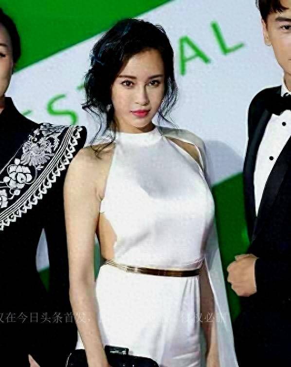 穿连体裤挡不住凹凸感,不愧是成龙女徒弟母其弥雅气场真不错_时尚