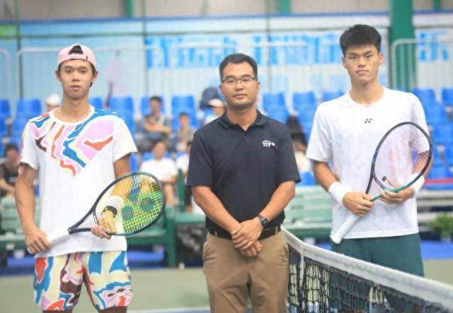 正赛先战五场,贵阳队选手赵兆,二号种子刘汉屹,三号种子杨德龙,陆鹏宇