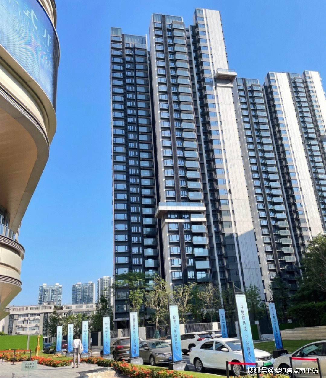 保利阅云台坐临三元里大道,毗邻白云站棠溪交通枢纽,七轨汇聚,尽享