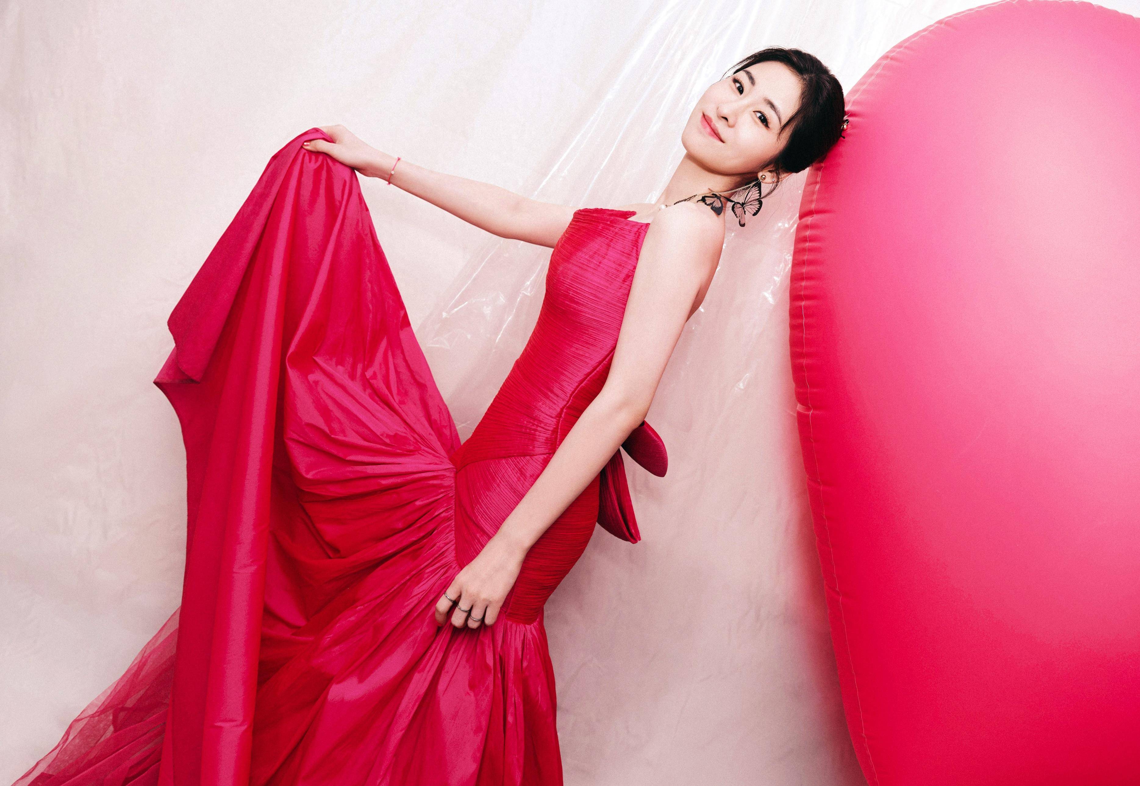 张碧晨裹臀长裙优雅动人_魅力_鲜红色_图片