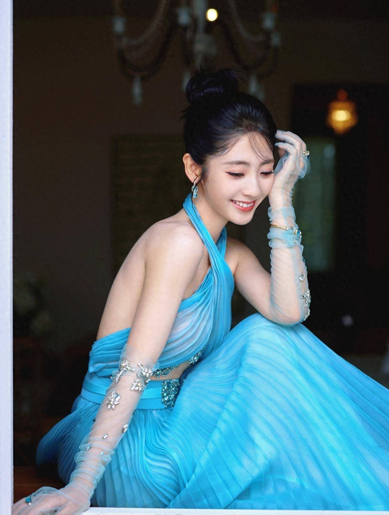 总之,刑菲的蓝色礼服不仅展现了她的优雅和高贵,也让人们看到了她的