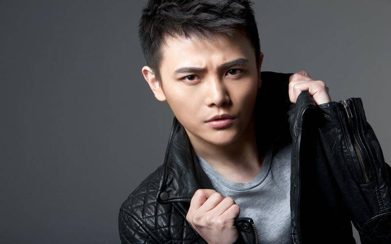 孙坚王霏霏游景德镇被偶遇,男方面部僵化无表情,被疑填充过度_孙坚大