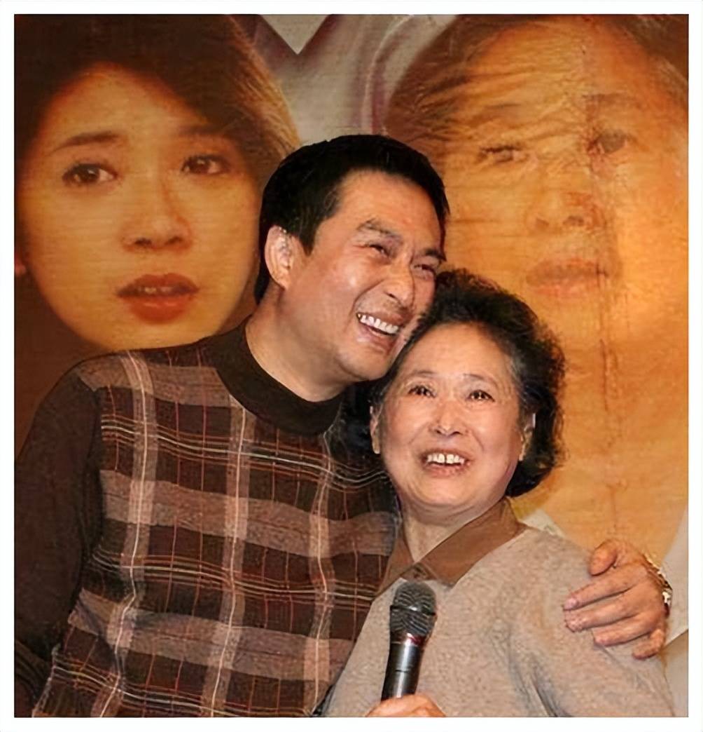 除了他的亲生母亲之外,还有位国家一级演员的妈妈徐秀林,虽然一生没演