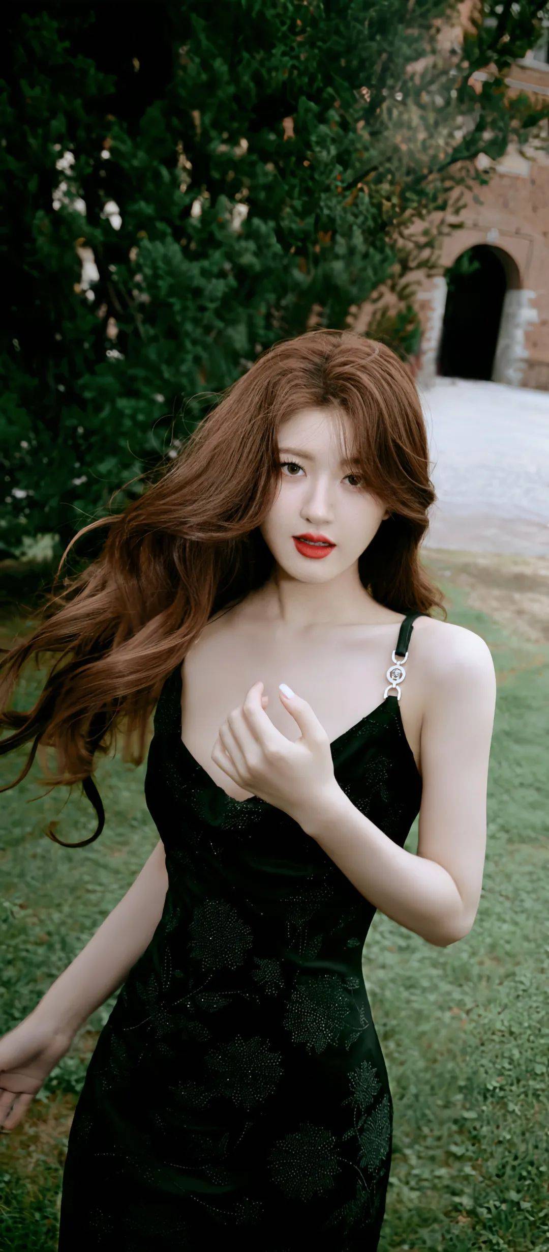 【赵露思性感写真美图】黑色吊带裙,明艳绝美,惊艳米兰时装周_时尚