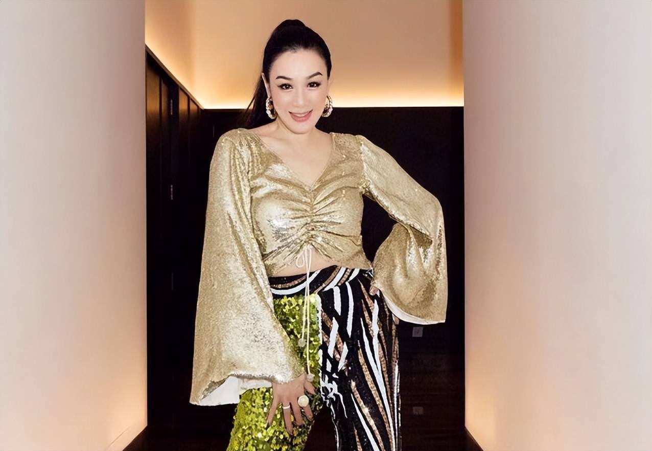 会太大胆,观众席脱裤子换裙装,脱抹胸险露球走光_张敏钧_网友_衣服