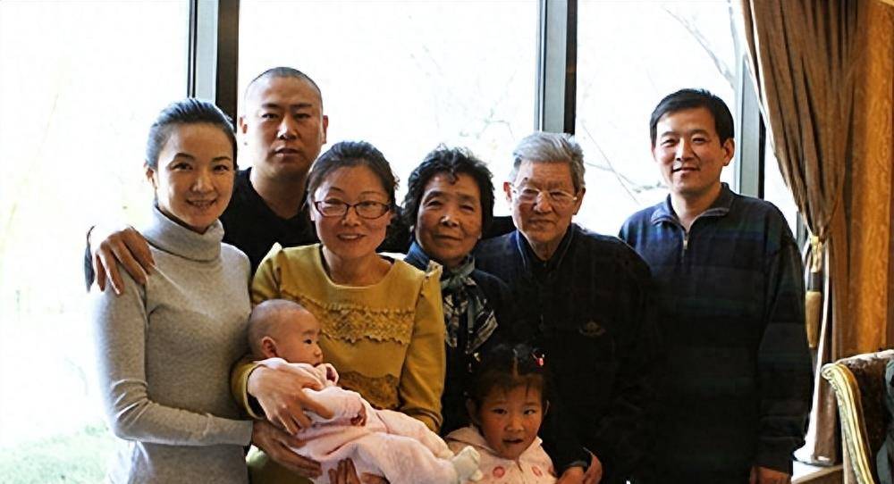 高龄产子,与韩红深陷同性恋风波,现在她过得好吗_父母_丈夫_工作