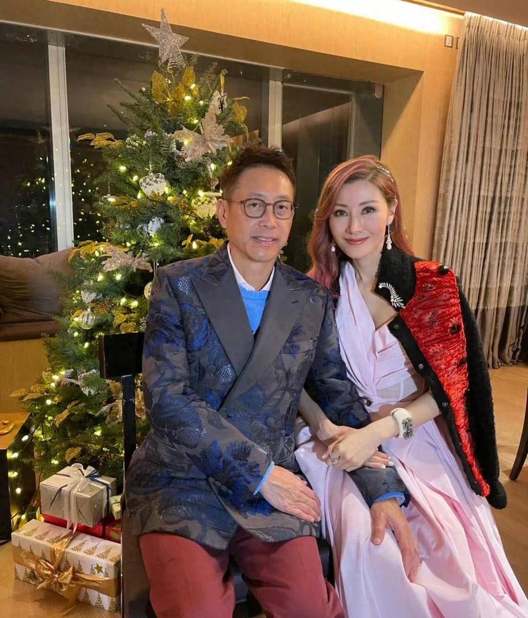 李嘉欣跟刘亦菲一样,仗着人美随便穿,衣品真的是一言难尽_香港_审美