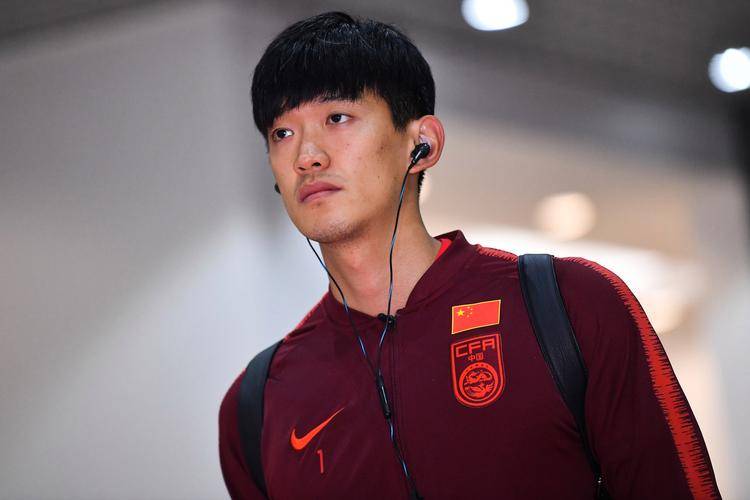 颜骏凌晒上港聚会照片 被网友嘲讽男足历史上最差守门员_聚餐_球迷