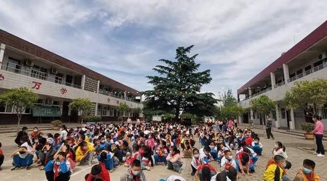 桑棗中學緊急疏散演練而這位女老師,當即牢牢地抓住了昔日裡被加固好