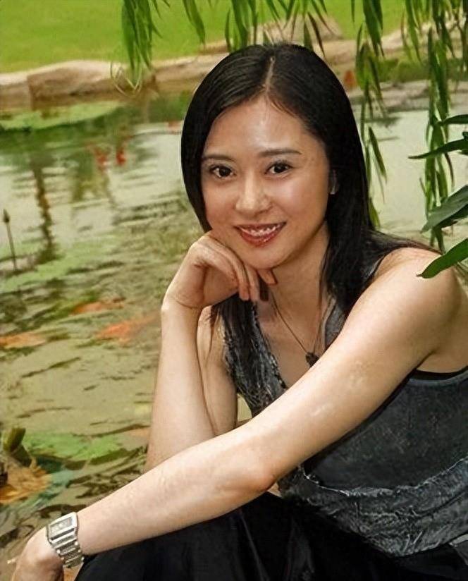 因发育过猛,无缘国家游泳队,4位转战娱乐圈的美女运动员_刘轩_左小青