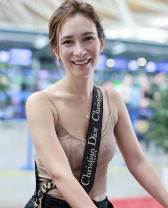 卢靖姗产后身材有所好转,穿秀川肚子吊带,露出假胯,变宽50%_时尚_孩子