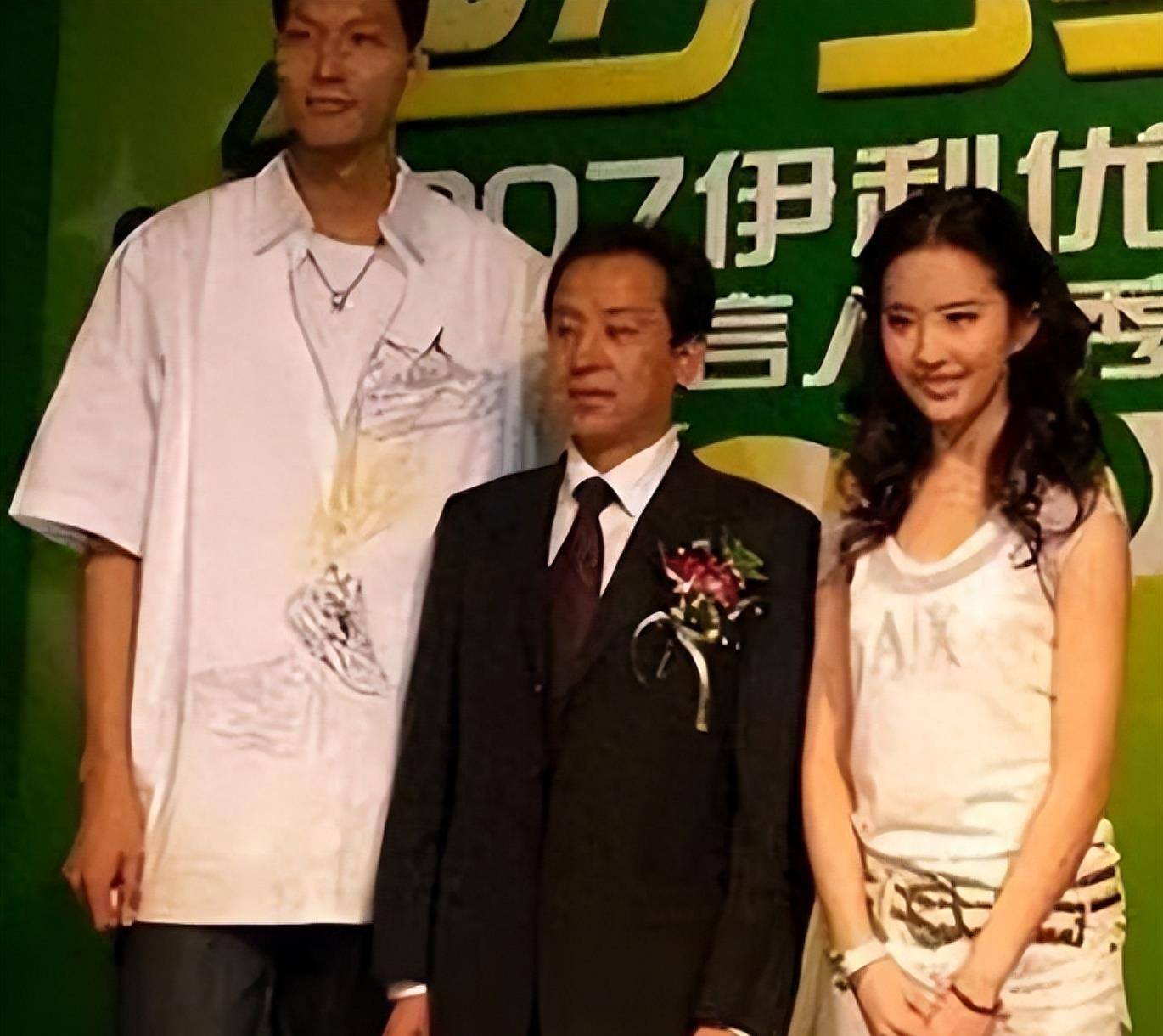 2008年,易建联为了追求刘亦菲,不惜花重金买了贵重的手镯送给她_事业