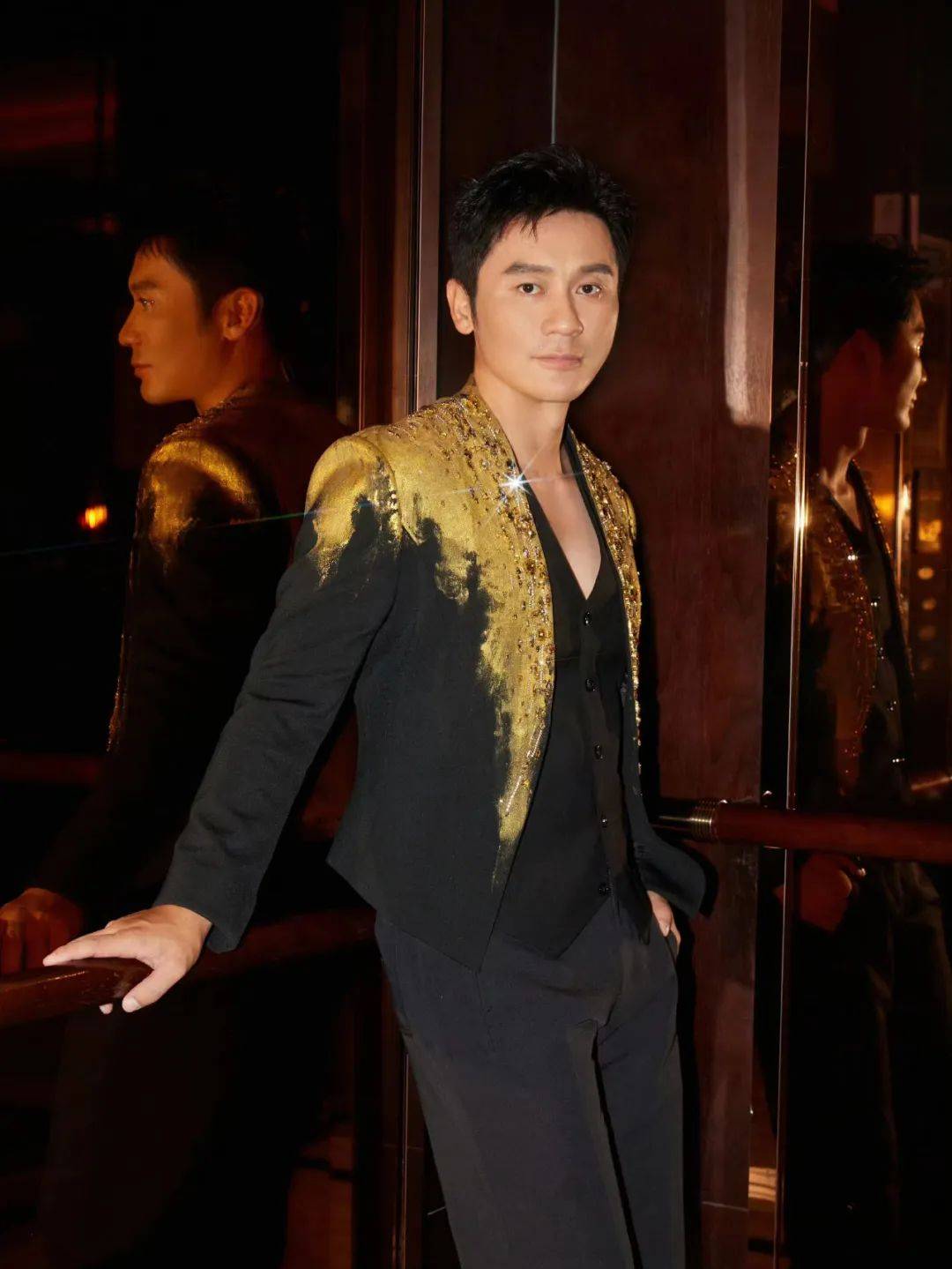 而且,李晨的历任前女友,从迪丽娜尔到张馨予再到某冰冰,都是年龄比他