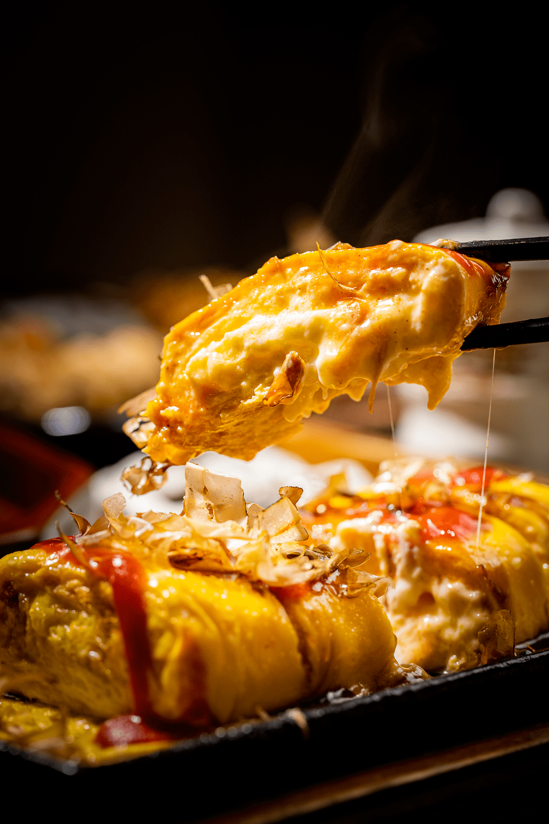 微微凝固的鸡蛋混合着马苏里拉奶酪,趁热轻提起就会拉丝.