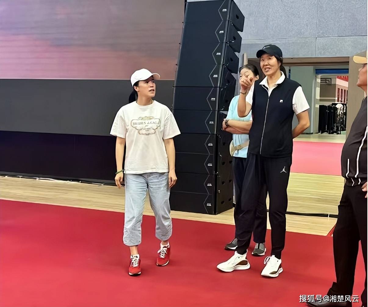 王楠公司,老郭与儿子陪同,球迷:郎导回归执教吧_郭麒_中国女排_朱婷