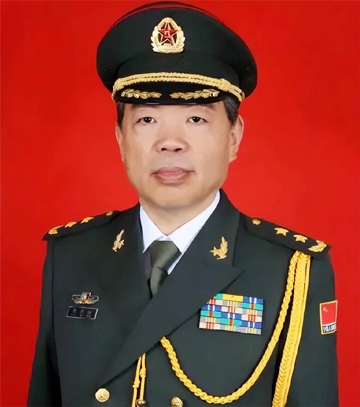 他是开国上将之子,52岁被授少将军衔,59岁晋升为中将,如今71岁