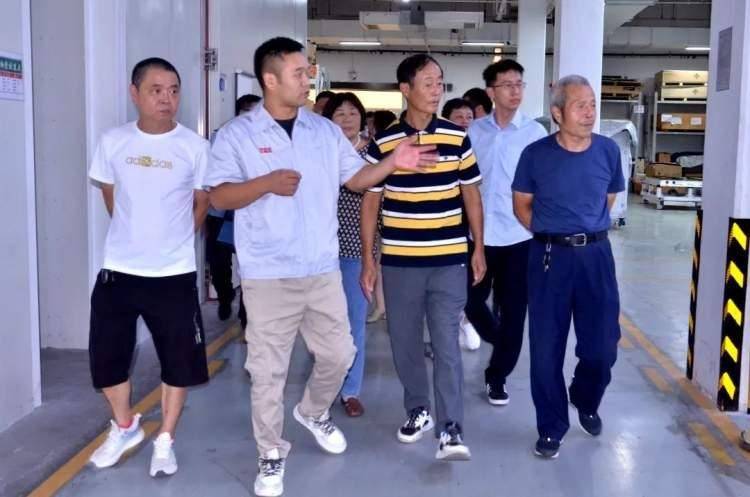 开展检验检测机构开放日活动，邀请市民代表走进汽车检测实验室