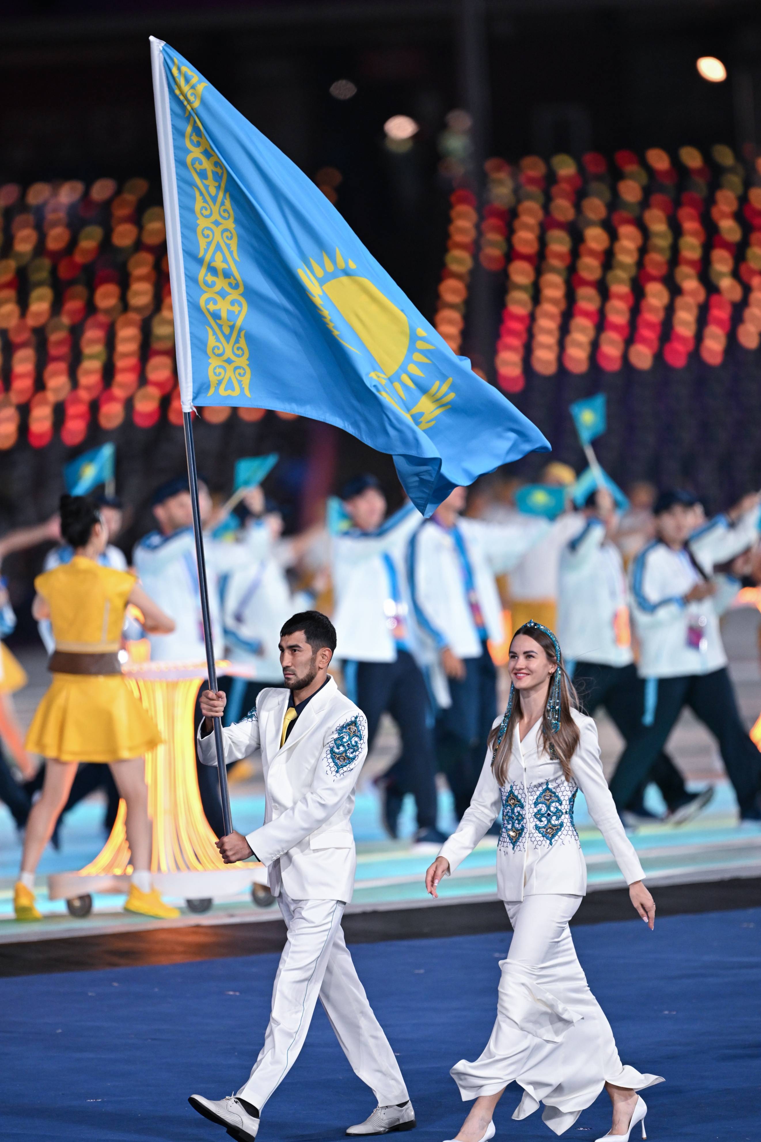 杭州亚运会开幕,哈萨克斯坦美女旗手抢镜,白鹭造型领舞美女惊艳