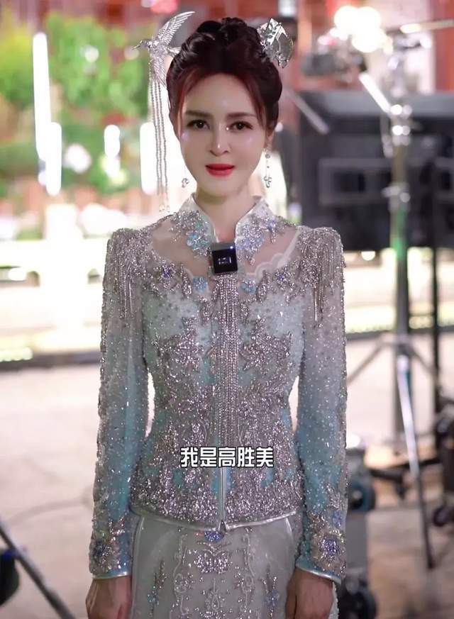 高胜美并不是意义上的大美女,但作为歌手出身的她,不管是气质还是韵味