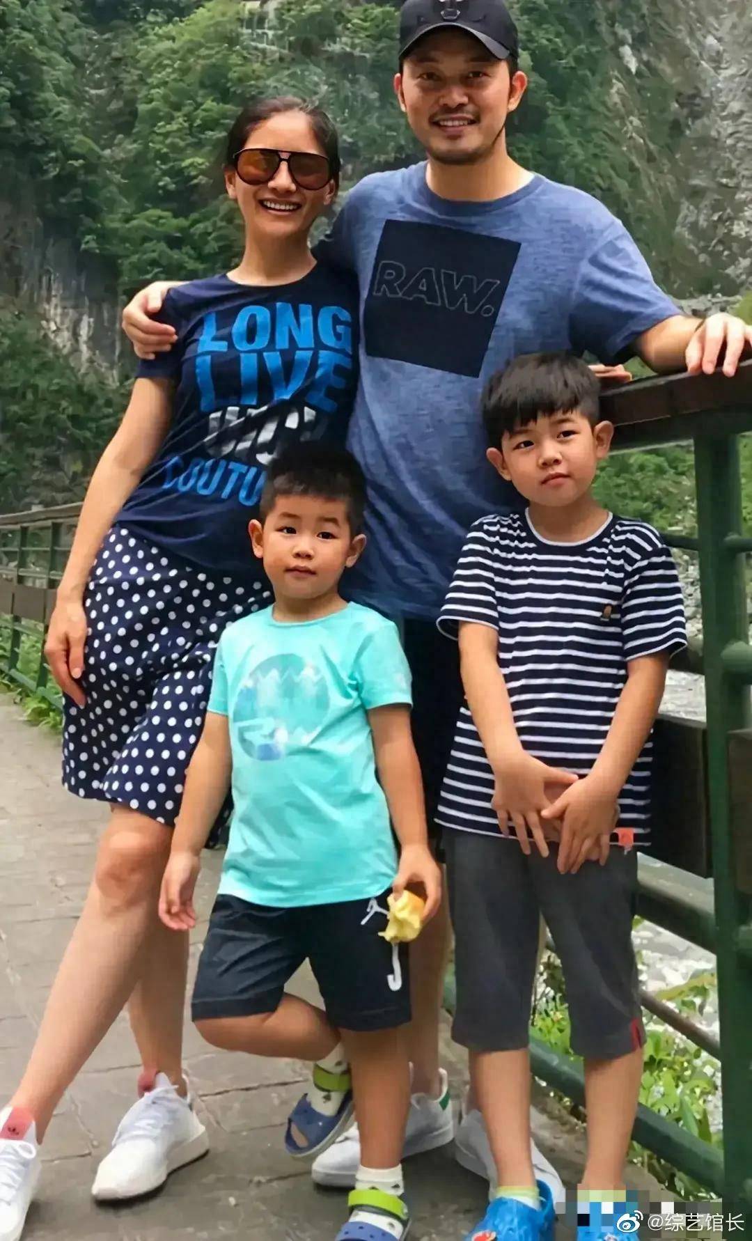 小鱼儿给沙溢颁发三好学生奖状,网友评论小鱼儿越来越沙溢化了_安吉