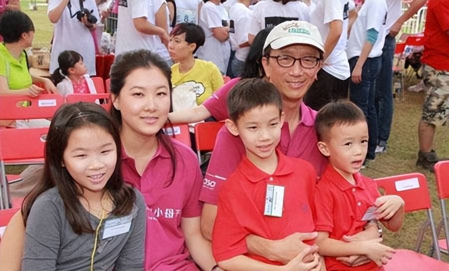 伏明霞嫁大26岁银行家,为了让她生4胎,梁锦松竟花百亿买下医院_生活