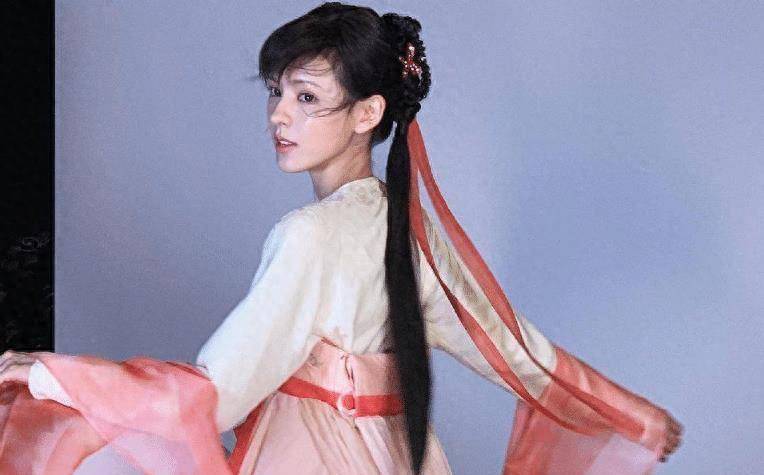 张予曦有着精致的小脸跟苗条的身材,当她换上古装之后仙气飘飘,简直就