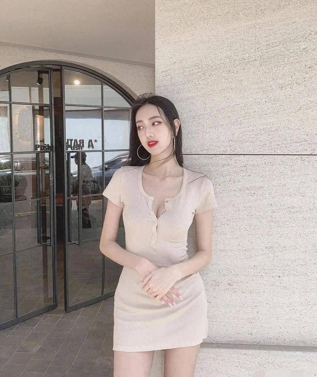 台湾00后网红chiangbbbb修长双腿如闪亮珍珠_身材_chiangbbbb_女孩