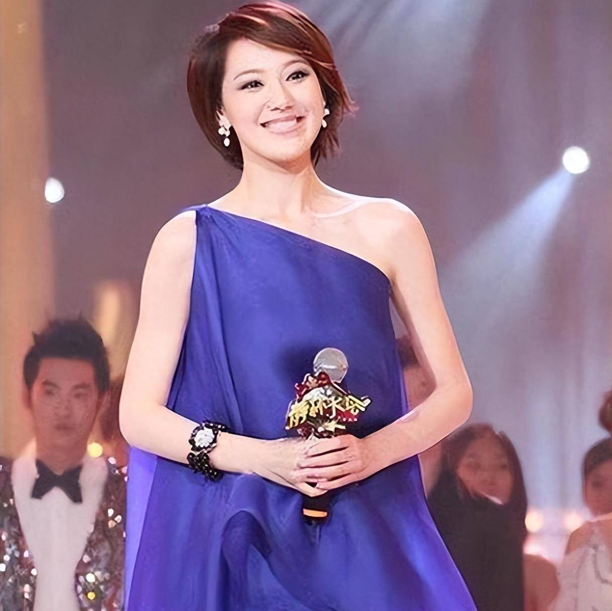 女主持王冠:离开电视4年,如今过的怎样?_豪门_绯闻_网友